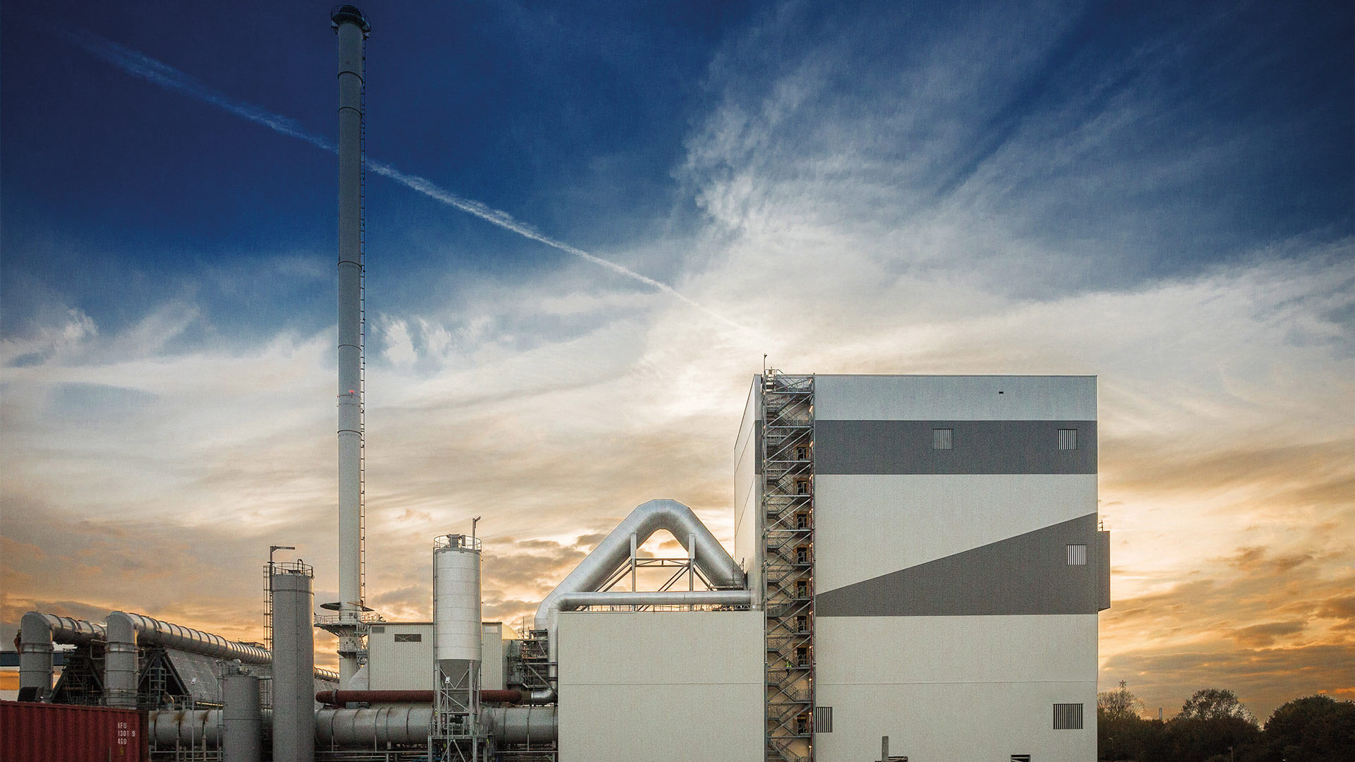 Using a hybrid of secondary techniques to reduce NOx emissions